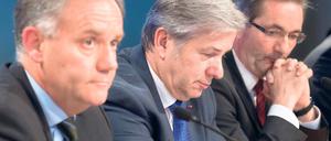Prellbock. So lange Rainer Schwarz (von links) noch Geschäftsführer der BER-Flughafengesellschaft ist, fängt er all die Kritik an den Regierungschefs von Berlin und Brandenburg, Klaus Wowereit und Matthias Platzeck (beide SPD), ab.