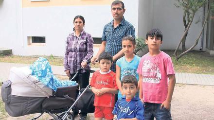 Brauchen jetzt eine große Wohnung: Khatun Kuto Schekho (links) und Kheder Schekho Yousif mit fünf ihrer sieben Kinder vor dem Wohnheim Am Nuthetal.