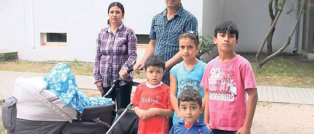 Brauchen jetzt eine große Wohnung: Khatun Kuto Schekho (links) und Kheder Schekho Yousif mit fünf ihrer sieben Kinder vor dem Wohnheim Am Nuthetal.