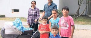 Brauchen jetzt eine große Wohnung: Khatun Kuto Schekho (links) und Kheder Schekho Yousif mit fünf ihrer sieben Kinder vor dem Wohnheim Am Nuthetal.
