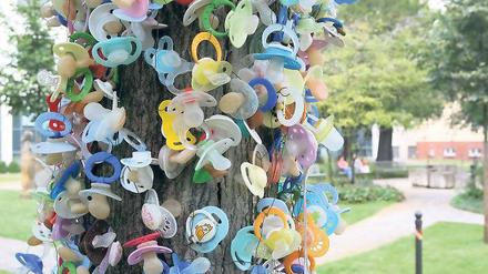 Bunte Gummis. Vor der Bergmann-Kita steht jetzt ein Schnullerbaum.