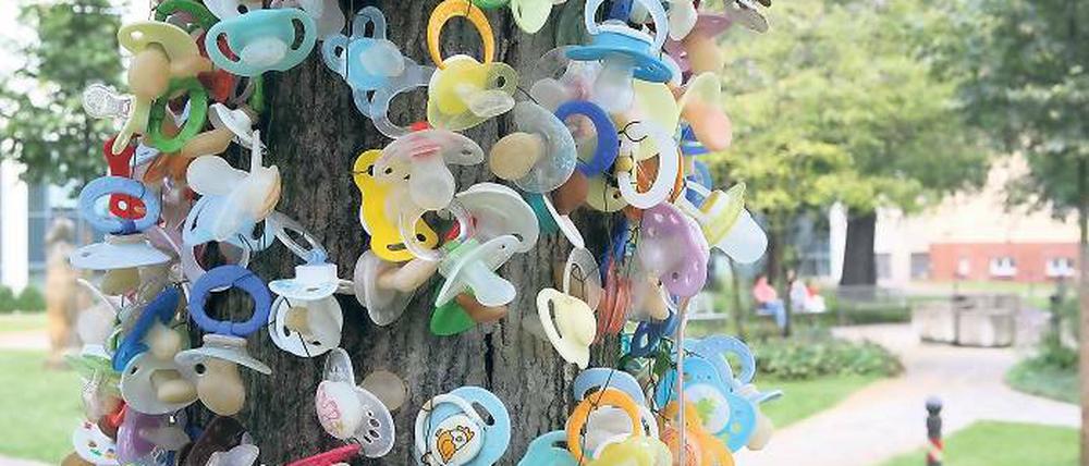 Bunte Gummis. Vor der Bergmann-Kita steht jetzt ein Schnullerbaum.