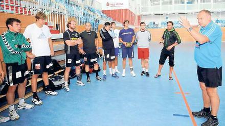 Einschwören auf den Gegner. VfL-Trainer Rüdiger Bones war mit der Leistung seiner Mannschaft zum Saisonauftakt zufrieden. Im ersten Heimspiel am Samstag fordert er abermals einen Sieg von seinem Team.