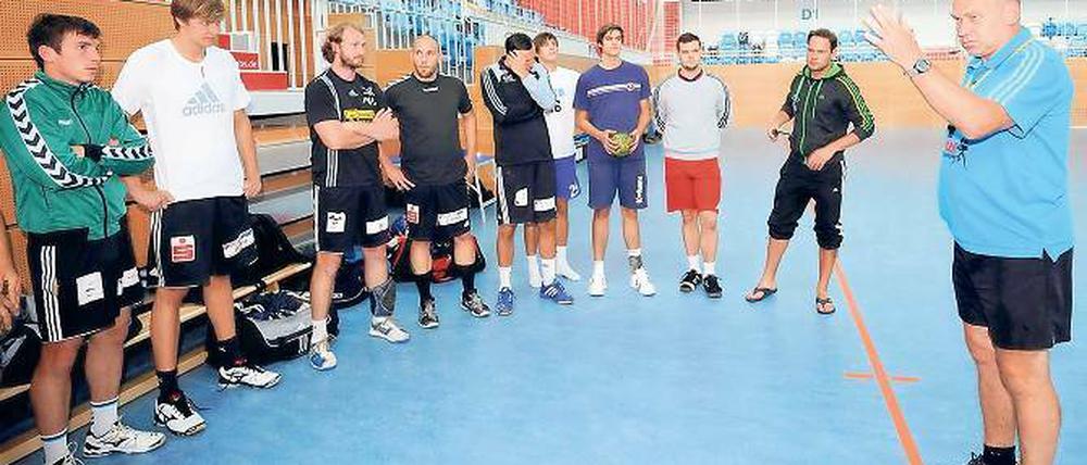 Einschwören auf den Gegner. VfL-Trainer Rüdiger Bones war mit der Leistung seiner Mannschaft zum Saisonauftakt zufrieden. Im ersten Heimspiel am Samstag fordert er abermals einen Sieg von seinem Team.