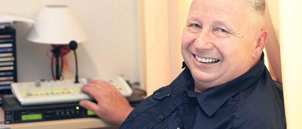 Klare Ansagen seit 30 Jahren: Gerald Schneider, Leiter der Grundschule am Pappelhain, begrüßt per Mikrofon über den Schulfunk jeden Morgen die Schüler und die Kollegen. Den kleinen goldenen Ohrring trägt er als Folge einer Wette. Als er nach der Wende zum Schulleiter wiedergewählt wurde, wollte er „etwas Verrücktes“ tun, sagt er.