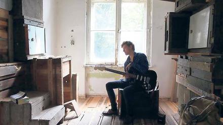 Kunst in Moll: Der Norweger Ask Holmen ist Teil seiner Installation.