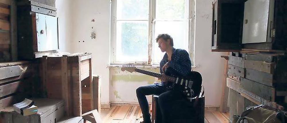 Kunst in Moll: Der Norweger Ask Holmen ist Teil seiner Installation.