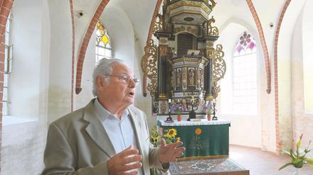Vor dem Altar der Dorfkirche: Erich Wallmann .