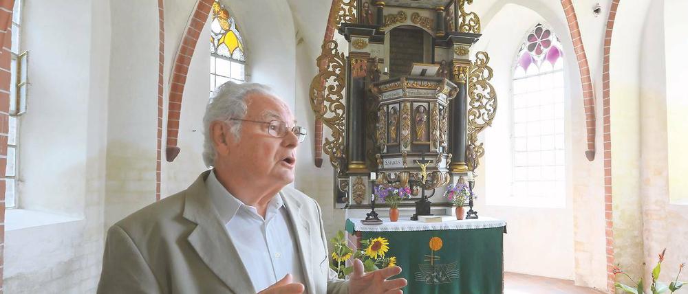 Vor dem Altar der Dorfkirche: Erich Wallmann .