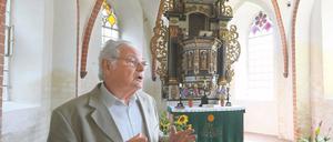 Vor dem Altar der Dorfkirche: Erich Wallmann .