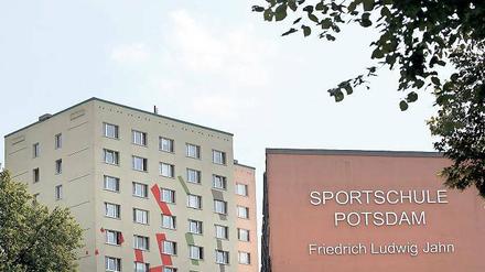 Ganz schön hoch und doch zu klein. Das Internat der Sportschule „Friedrich Ludwig Jahn“ in der Zeppelinstraße muss erweitert werden. Vorerst herrscht allerdings Platzmangel. Weil es nun nur noch Jahresverträge für die Bewohner gibt, sind viele Eltern verunsichert. Unterschrieben haben sie trotzdem inzwischen fast alle.