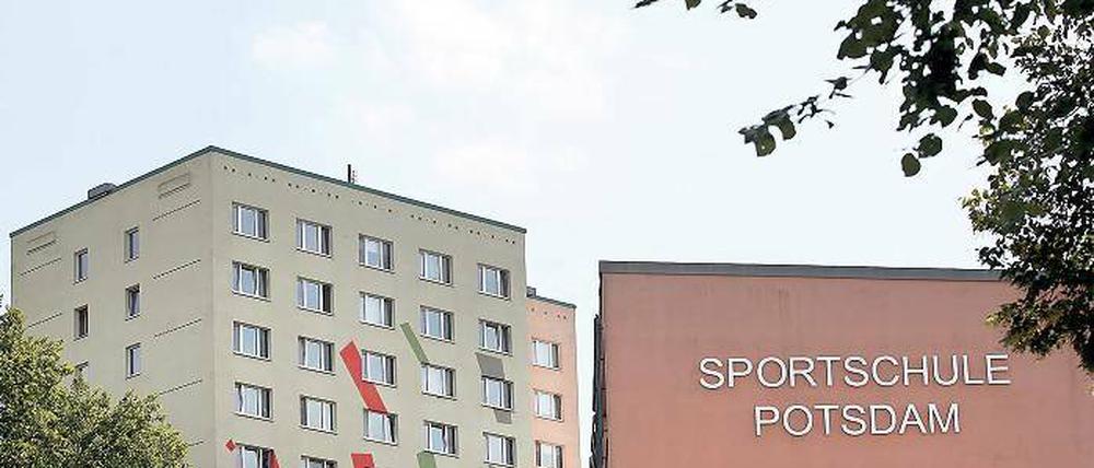 Ganz schön hoch und doch zu klein. Das Internat der Sportschule „Friedrich Ludwig Jahn“ in der Zeppelinstraße muss erweitert werden. Vorerst herrscht allerdings Platzmangel. Weil es nun nur noch Jahresverträge für die Bewohner gibt, sind viele Eltern verunsichert. Unterschrieben haben sie trotzdem inzwischen fast alle.