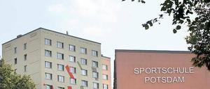 Ganz schön hoch und doch zu klein. Das Internat der Sportschule „Friedrich Ludwig Jahn“ in der Zeppelinstraße muss erweitert werden. Vorerst herrscht allerdings Platzmangel. Weil es nun nur noch Jahresverträge für die Bewohner gibt, sind viele Eltern verunsichert. Unterschrieben haben sie trotzdem inzwischen fast alle.