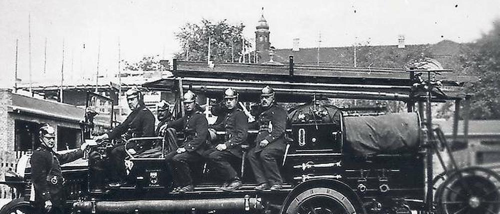 1915 waren die Männer ganz stolz ob des ersten Leiterwagens.