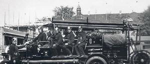 1915 waren die Männer ganz stolz ob des ersten Leiterwagens.