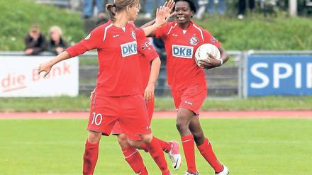 Berechtigte Freude. Während Patricia Hanebeck (links) einmal ins Tor des VfL Sindelfingen traf, trug Genoveva Anonma gleich zwei Treffer zum 9:1-Auftaktsieg des 1. FFC Turbine Potsdam bei.