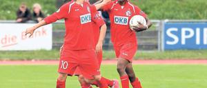 Berechtigte Freude. Während Patricia Hanebeck (links) einmal ins Tor des VfL Sindelfingen traf, trug Genoveva Anonma gleich zwei Treffer zum 9:1-Auftaktsieg des 1. FFC Turbine Potsdam bei.
