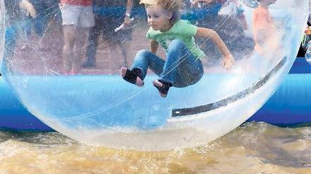 Geballt. Kinder hatten ihren Spaß in luftgefüllten Gummikugeln.