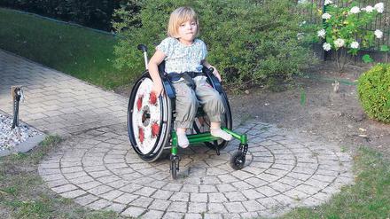 Freunde in der Schule. Pia ist vom Bauchnabel abwärts gelähmt. Ohne Hortassistenz will die Schule keine Verantwortung für sie übernehmen, zahlen sollen ihre Eltern.