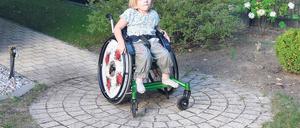 Freunde in der Schule. Pia ist vom Bauchnabel abwärts gelähmt. Ohne Hortassistenz will die Schule keine Verantwortung für sie übernehmen, zahlen sollen ihre Eltern.