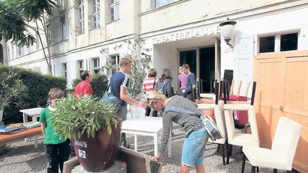 Das Ende einer Institution. Die Theaterklause begleitete jahrzehntelang das Theatergeschehen in der Zimmerstraße. Selbst als das Theater hier auszog, war sie noch ein Treff der Hungrigen und Durstigen. Am Sonntag gab es den großen Ausverkauf.