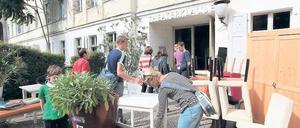 Das Ende einer Institution. Die Theaterklause begleitete jahrzehntelang das Theatergeschehen in der Zimmerstraße. Selbst als das Theater hier auszog, war sie noch ein Treff der Hungrigen und Durstigen. Am Sonntag gab es den großen Ausverkauf.