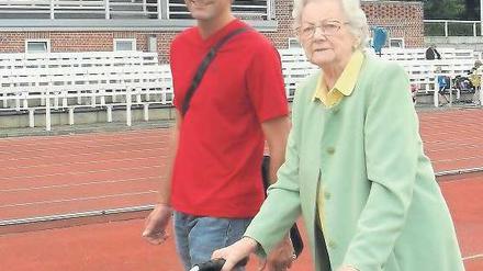 Guter Zweck. Dora Derda und Silvio Friedrich vom Oberlinhaus auf der Runde im Stadion am Luftschiffhafen. Fast 40 000 Runden liefen alle Teilnehmer des Lauffests am Freitag.