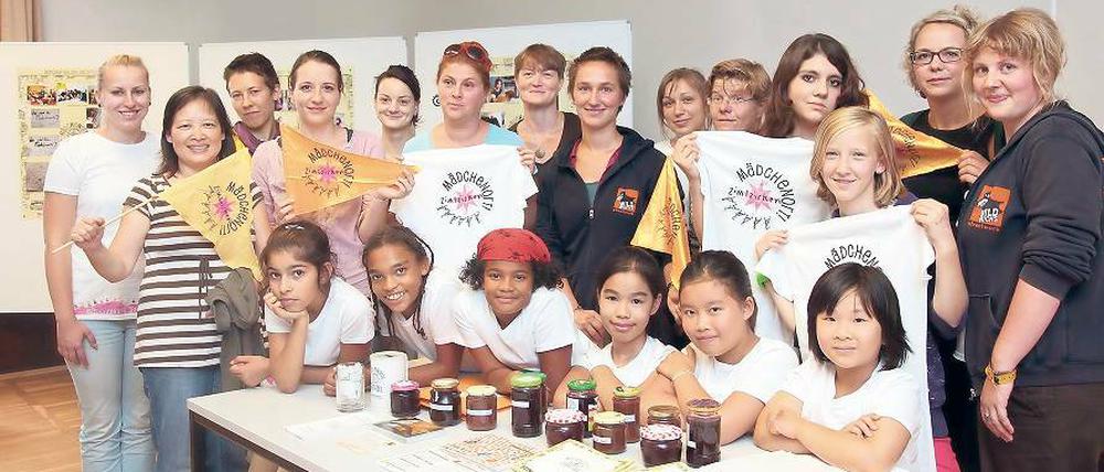 Girl Power. Für viele Mädchen ist es gar so nicht leicht, die Stadt für sich zu erobern, wie für Jungs. Die 23 Mädchen – unter anderem mit Wurzeln in Vietnam, der Türkei, Angola, dem Iran, Portugal, Afghanistan oder Kamerun – haben es ausprobiert, zusammen mit dem Mädchentreff „Zimtzicken“ und der Jugendhilfestelle „Wildwuchs Streetwork“.