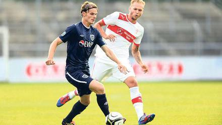 Umkämpfter Ball. Der SV Babelsberg 03 – hier Christian Groß (links) im Duell mit Raphael Holzhauser – bot ein kämpferisches Spiel. Für einen Punkt reichte es am Ende nicht.