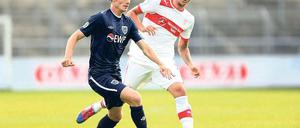 Umkämpfter Ball. Der SV Babelsberg 03 – hier Christian Groß (links) im Duell mit Raphael Holzhauser – bot ein kämpferisches Spiel. Für einen Punkt reichte es am Ende nicht.