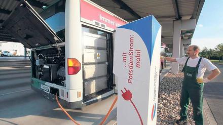Einmal Strom tanken. Der Verkehrsbetrieb ViP testet einen Bus, der von Dieselmotor- auf Elektroantrieb umgerüstet wurde.