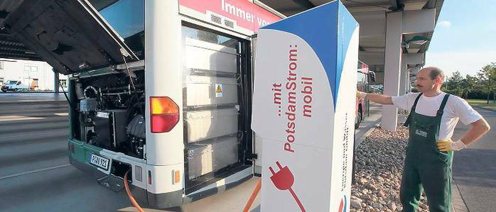 Einmal Strom tanken. Der Verkehrsbetrieb ViP testet einen Bus, der von Dieselmotor- auf Elektroantrieb umgerüstet wurde.