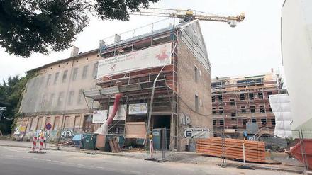 Alt und neu. Der Altbau wird saniert. In der Baulücke daneben entsteht der neue Teil des 23-Riesen-Projekts. Insgesamt sollen hier 21 Wohnungen entstehen, die junge und ältere Bewohner zusammenbringen sollen.