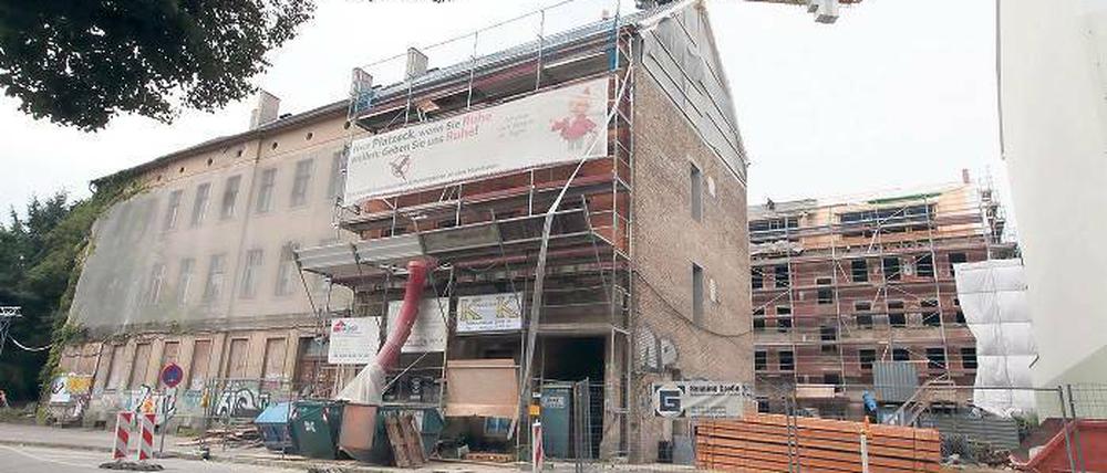 Alt und neu. Der Altbau wird saniert. In der Baulücke daneben entsteht der neue Teil des 23-Riesen-Projekts. Insgesamt sollen hier 21 Wohnungen entstehen, die junge und ältere Bewohner zusammenbringen sollen.