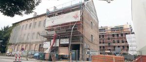 Alt und neu. Der Altbau wird saniert. In der Baulücke daneben entsteht der neue Teil des 23-Riesen-Projekts. Insgesamt sollen hier 21 Wohnungen entstehen, die junge und ältere Bewohner zusammenbringen sollen.