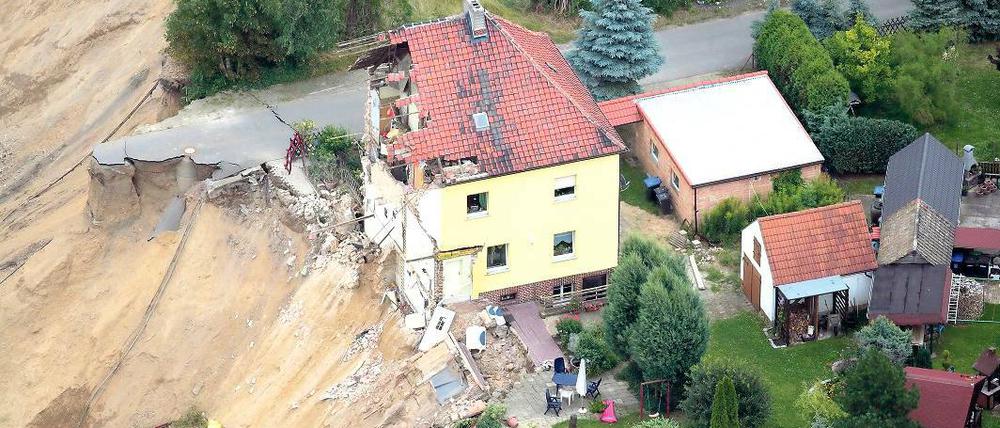 Bild des Schreckens. Eine Luftaufnahme zeigt das Ausmaß des Erdrutsches von Nachterstedt im Jahr 2009. Insgesamt drei Menschen kamen bei dem Unglück ums Leben. Eine ähnliche Katastrophe drohe auch dem Dorf Lieske (Spree-Neiße), warnt Greenpeace.