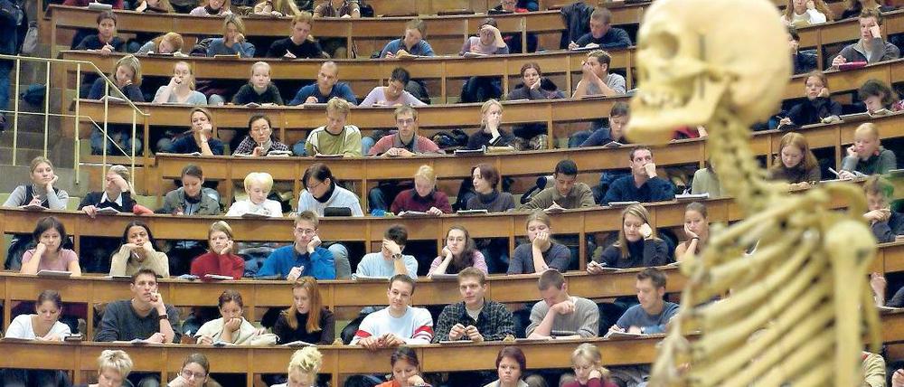 Ärzte für die Mark. Nicht die Abiturnote, sondern soziales Engagement und der Wunsch, Arzt zu werden, sind Kriterien für Aufnahme an der Privatuni.