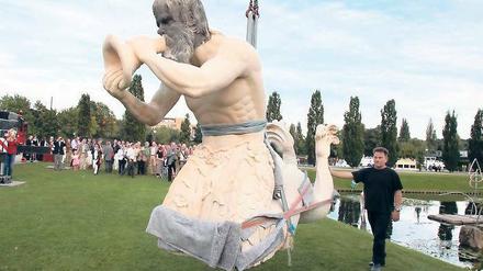 Meeresgott eingeflogen. Die aufwendig restaurierte Triton-Skulptur gelangte am Dienstag mittels eines Autodrehkrans an seinen angestammten Platz im Lustgarten.
