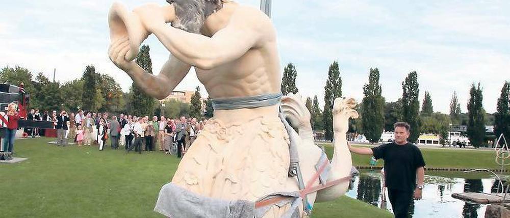 Meeresgott eingeflogen. Die aufwendig restaurierte Triton-Skulptur gelangte am Dienstag mittels eines Autodrehkrans an seinen angestammten Platz im Lustgarten.
