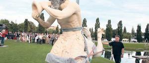 Meeresgott eingeflogen. Die aufwendig restaurierte Triton-Skulptur gelangte am Dienstag mittels eines Autodrehkrans an seinen angestammten Platz im Lustgarten.