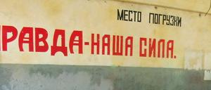 In der Wahrheit liegt unsere Stärke": Die Losung am Verladeplatz in einer der Werkstatthallen für Panzerreparatur in den Kasernen Krampnitz könnte auch Motto für den Untersuchungsausschuss sein.