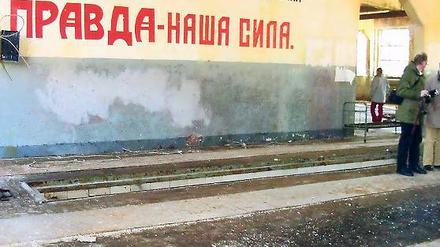Gilt immer: Das Motto, das in Russisch an der Wand in der alten Panzerhalle in Krampnitz steht, gilt auch für den Untersuchungsausschuss: „In der Wahrheit liegt unsere Kraft“.