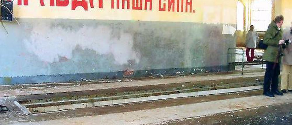 Gilt immer: Das Motto, das in Russisch an der Wand in der alten Panzerhalle in Krampnitz steht, gilt auch für den Untersuchungsausschuss: „In der Wahrheit liegt unsere Kraft“.