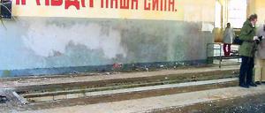 Gilt immer: Das Motto, das in Russisch an der Wand in der alten Panzerhalle in Krampnitz steht, gilt auch für den Untersuchungsausschuss: „In der Wahrheit liegt unsere Kraft“.