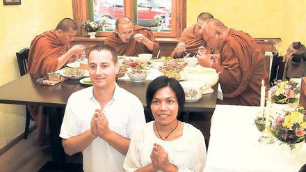 Glücksbringer. Aus Thailand kommen die buddhistischen Mönche Phra Vichian, Phra Poo, Phra Teerek und Phra Worchet (hinten v.l.), die Gäste beim Gastronomenpaar Ulf und Varunee Zimanky (vorn) im „Lemon Grass“ in der Benkertstraße waren.
