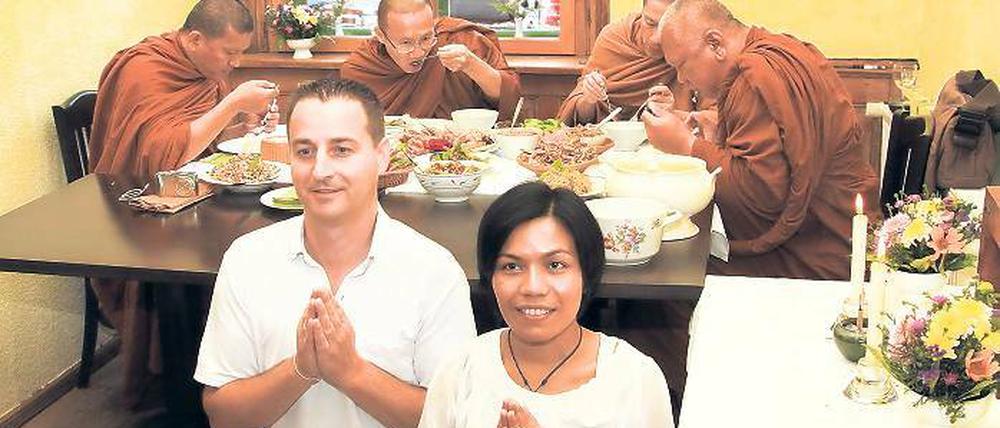Glücksbringer. Aus Thailand kommen die buddhistischen Mönche Phra Vichian, Phra Poo, Phra Teerek und Phra Worchet (hinten v.l.), die Gäste beim Gastronomenpaar Ulf und Varunee Zimanky (vorn) im „Lemon Grass“ in der Benkertstraße waren.