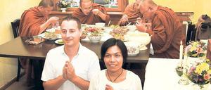 Glücksbringer. Aus Thailand kommen die buddhistischen Mönche Phra Vichian, Phra Poo, Phra Teerek und Phra Worchet (hinten v.l.), die Gäste beim Gastronomenpaar Ulf und Varunee Zimanky (vorn) im „Lemon Grass“ in der Benkertstraße waren.