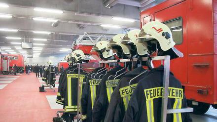 Mehrarbeit und Personalmangel bei der Potsdamer Berufsfeuerwehr? Nach Ansicht einiger Kameraden darf die neue Feuerwache in der Holzmarktstraße nicht darüber hinwegtäuschen, dass die Männer mit 56 Wochenstunden Arbeitszeit oft überlastet seien.
