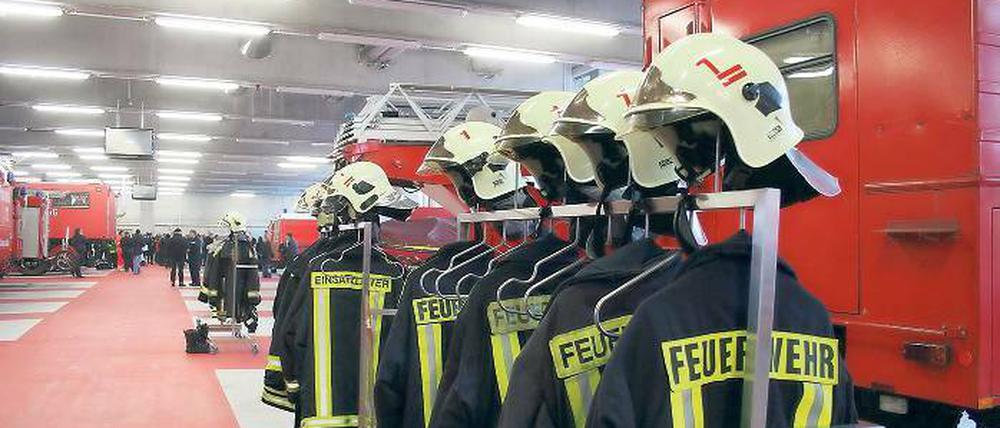 Mehrarbeit und Personalmangel bei der Potsdamer Berufsfeuerwehr? Nach Ansicht einiger Kameraden darf die neue Feuerwache in der Holzmarktstraße nicht darüber hinwegtäuschen, dass die Männer mit 56 Wochenstunden Arbeitszeit oft überlastet seien.