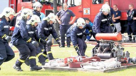 Löschwasserangriff mit „Tragkraftspritze“: Eine Potsdamer Feuerwehr-Mannschaft im Wettbewerbseinsatz.